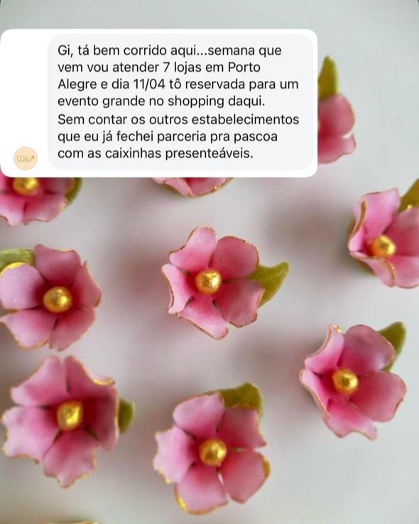 Doces com mini flores de açúcar feitos por aluna do curso 11
