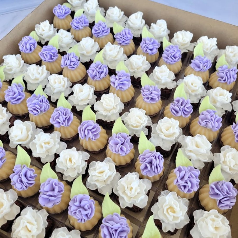 Doces com mini flores de açúcar feitos por aluna do curso 7