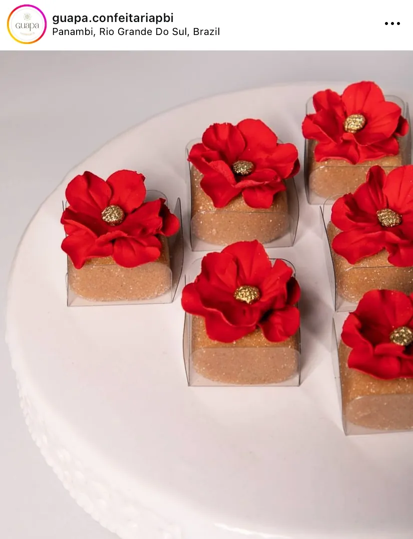 Doces com mini flores de açúcar feitos por aluna do curso 13