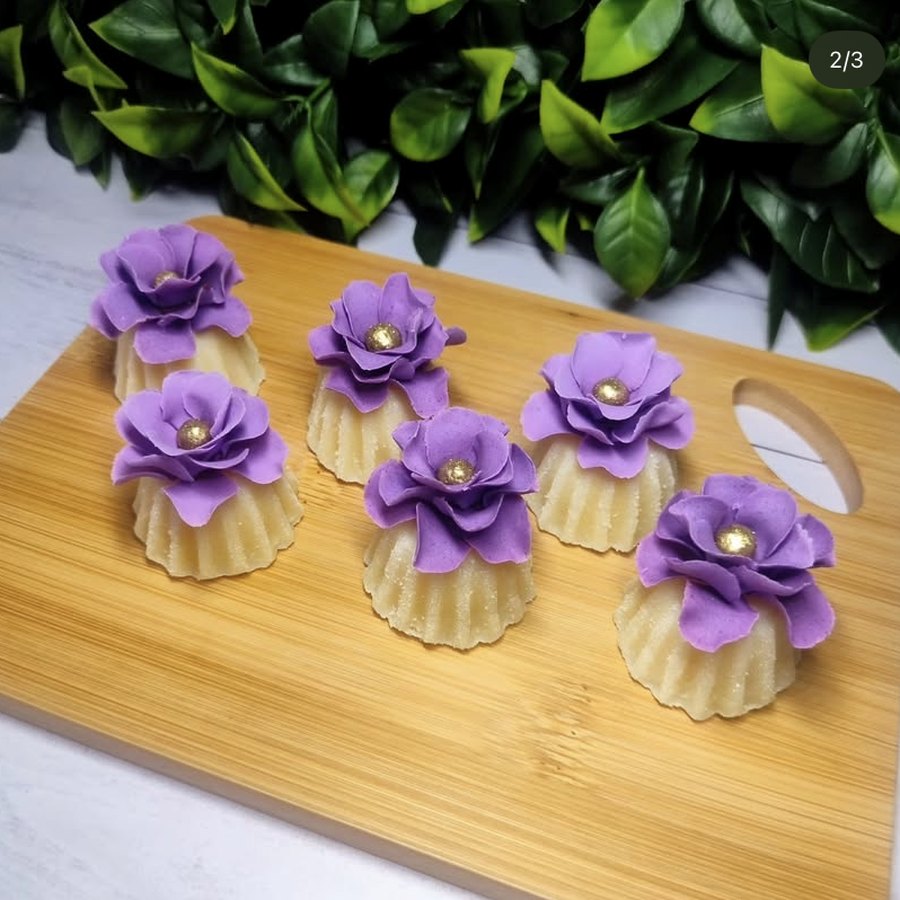 Doces com mini flores de açúcar feitos por aluna do curso 2