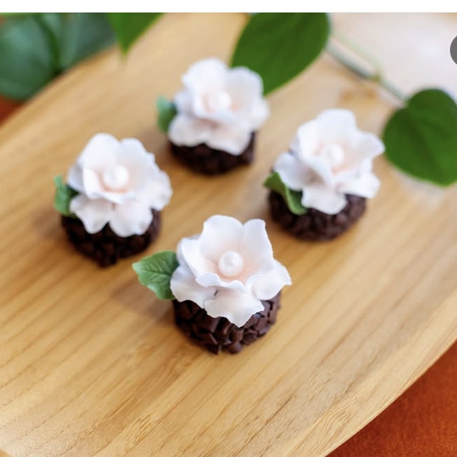 Doces com mini flores de açúcar feitos por aluna do curso 1