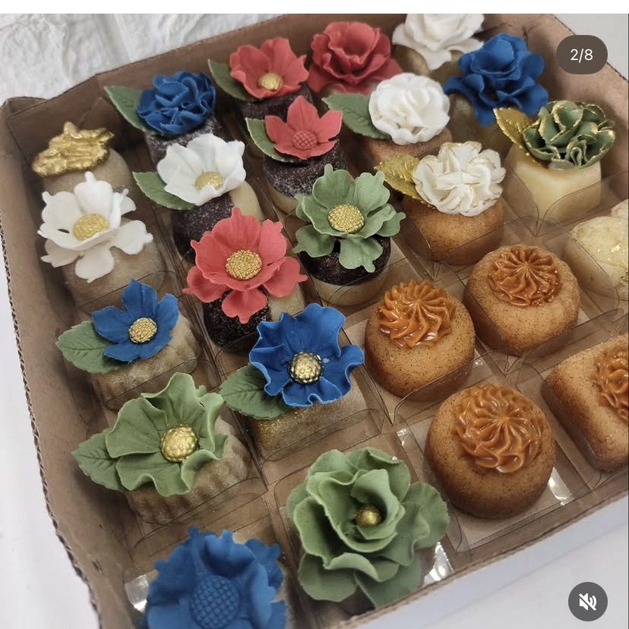 Doces com mini flores de açúcar feitos por aluna do curso 3