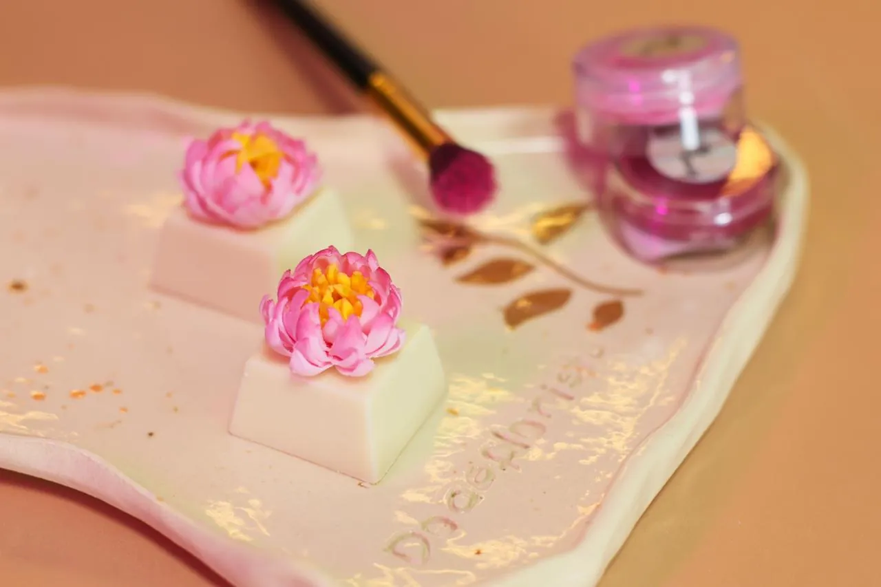 Mini flor de lótus de açúcar sobre doce fino