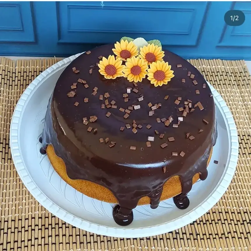 Doces com mini flores de açúcar feitos por aluna do curso 4