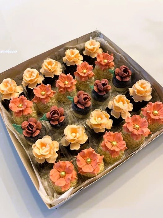 Doces com mini flores de açúcar feitos por aluna do curso 10