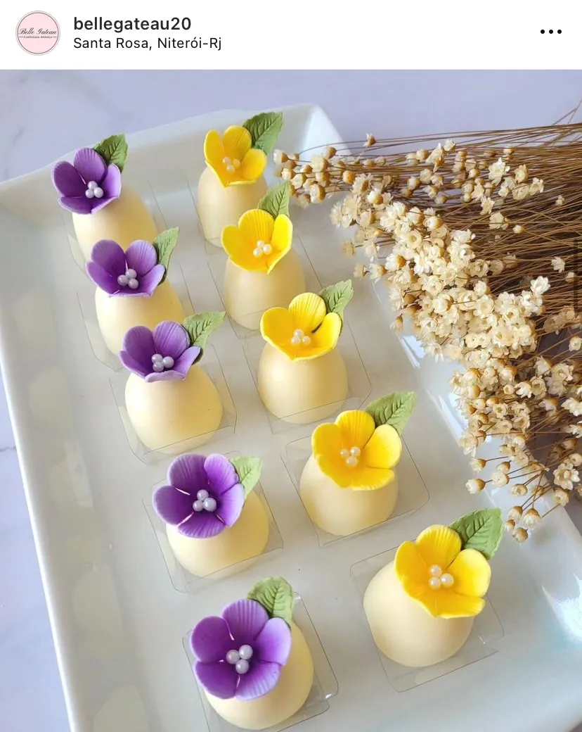 Doces com mini flores de açúcar feitos por aluna do curso 14