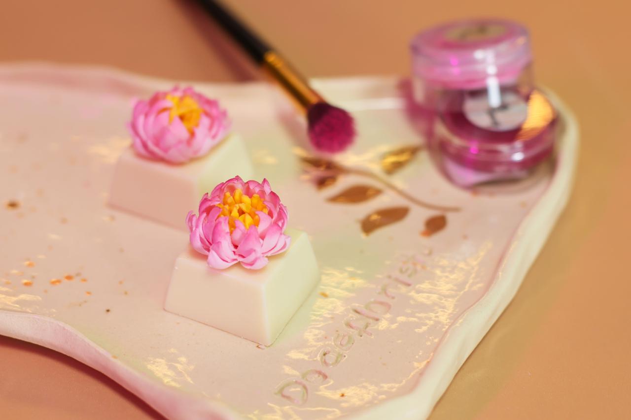 Mini flor de lótus de açúcar sobre doce fino
