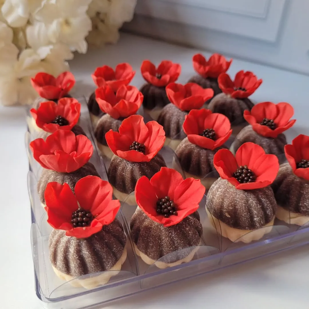 Doces com mini flores de açúcar feitos por aluna do curso 8