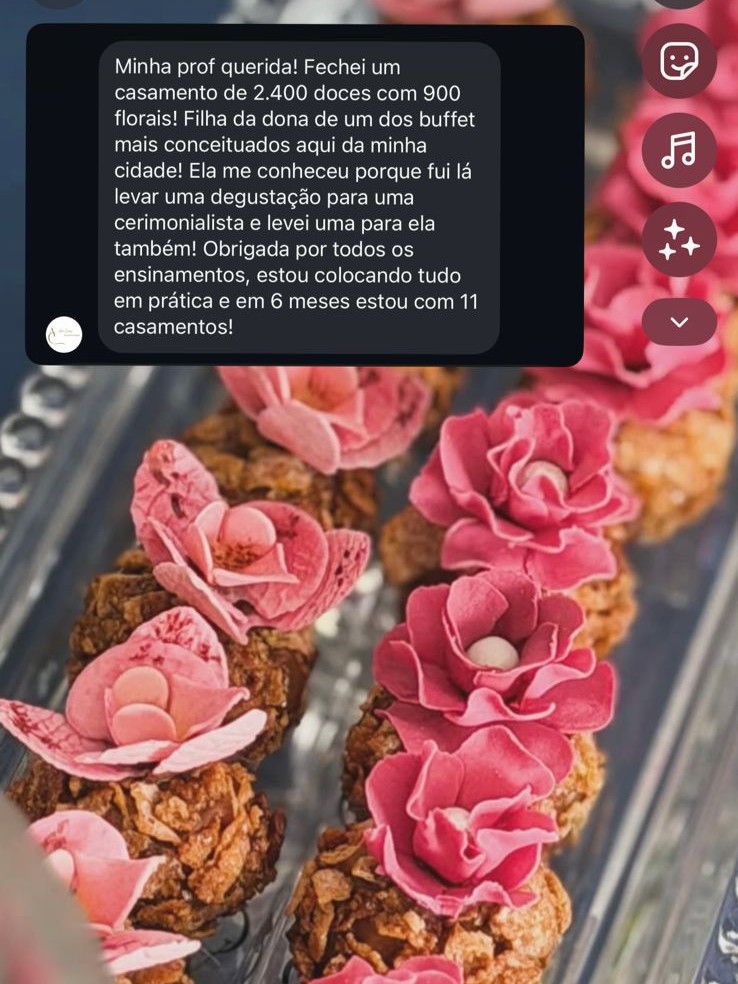 Doces com mini flores de açúcar feitos por aluna do curso 12