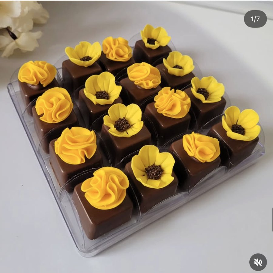 Doces com mini flores de açúcar feitos por aluna do curso 6